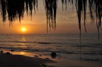 Belo pôr-do-sol no Oceano Pacífico, em Mancora, no litoral norte do Peru